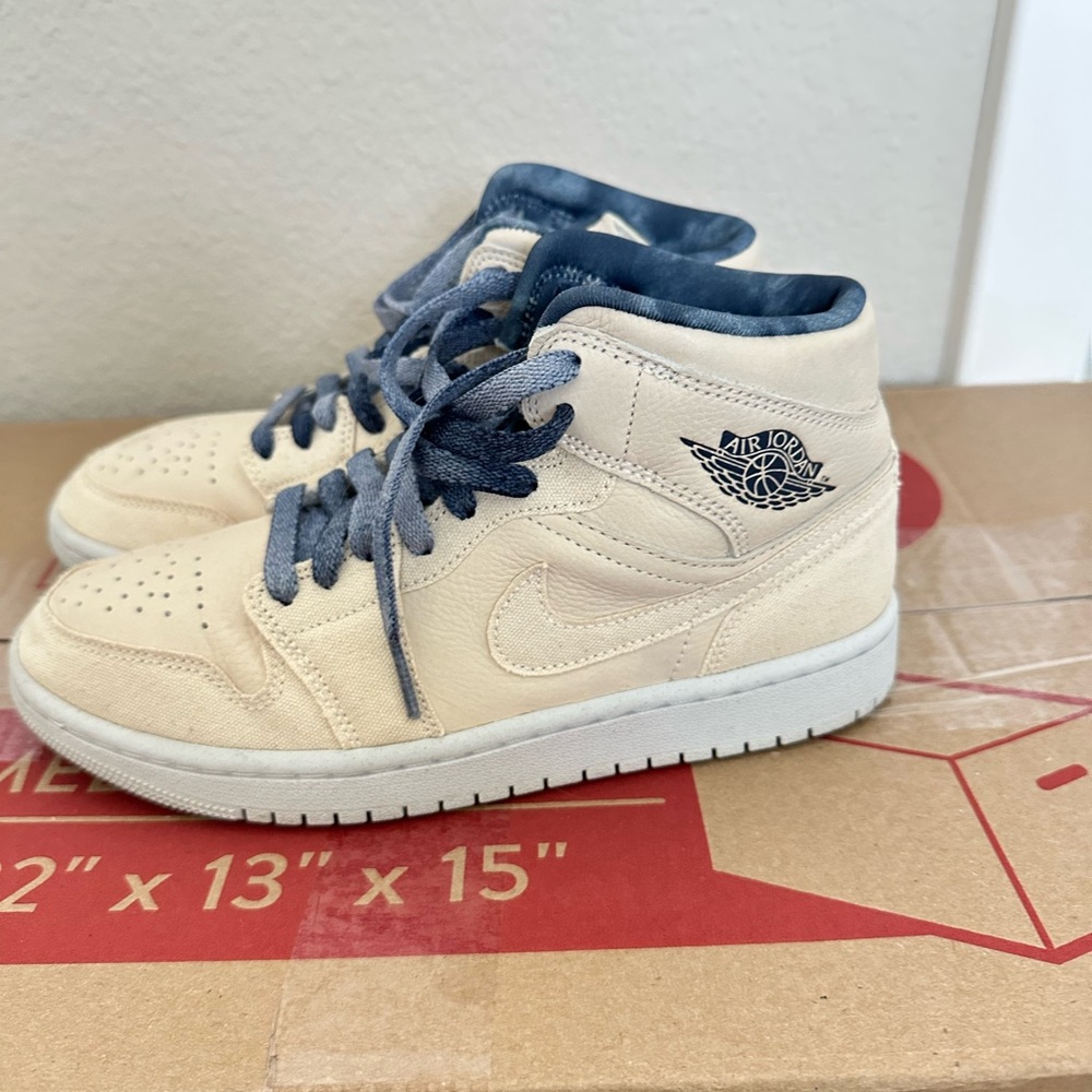 Jordan Kids Sneakers in Cream and Navy